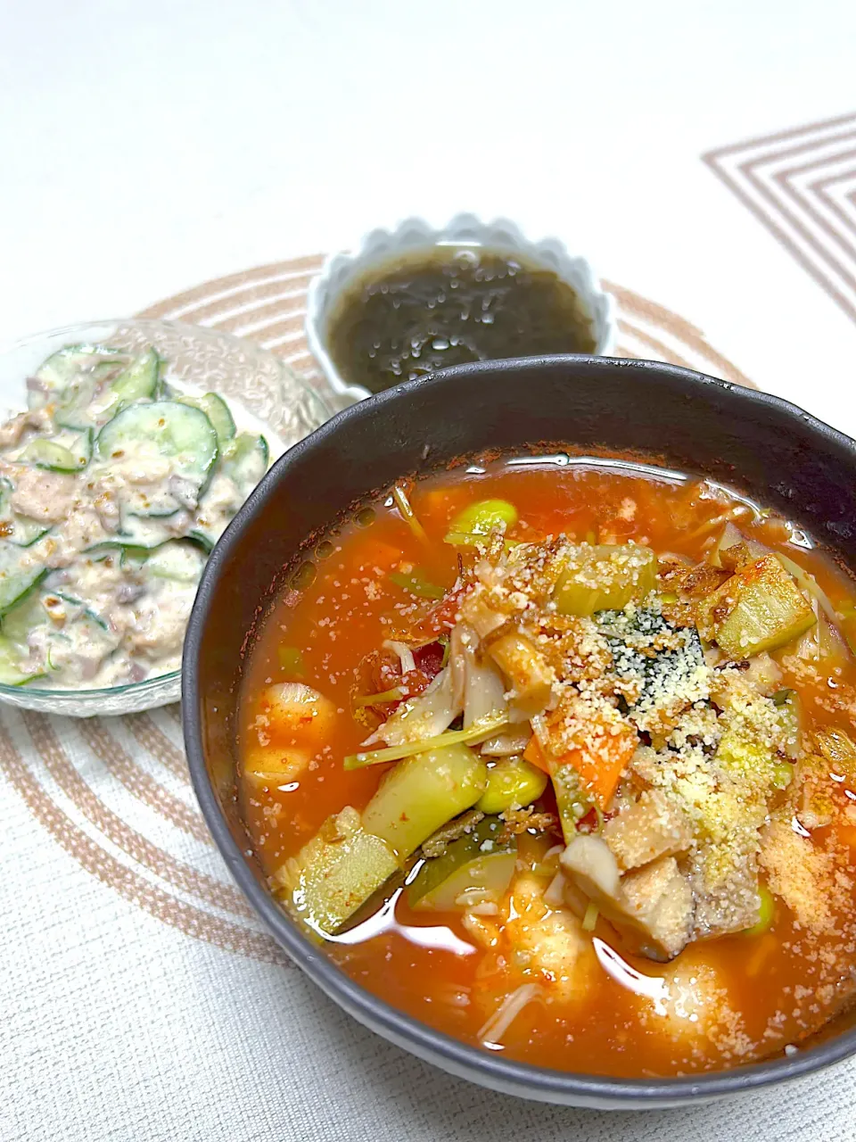 我が家のヘルシー夕飯　とにかく具沢山トマト生姜スープ　鯖の水煮サラダ　もずく酢|まゆさん