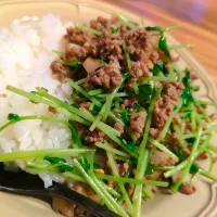 ひき肉とれんこんと豆苗炒め|なおさん