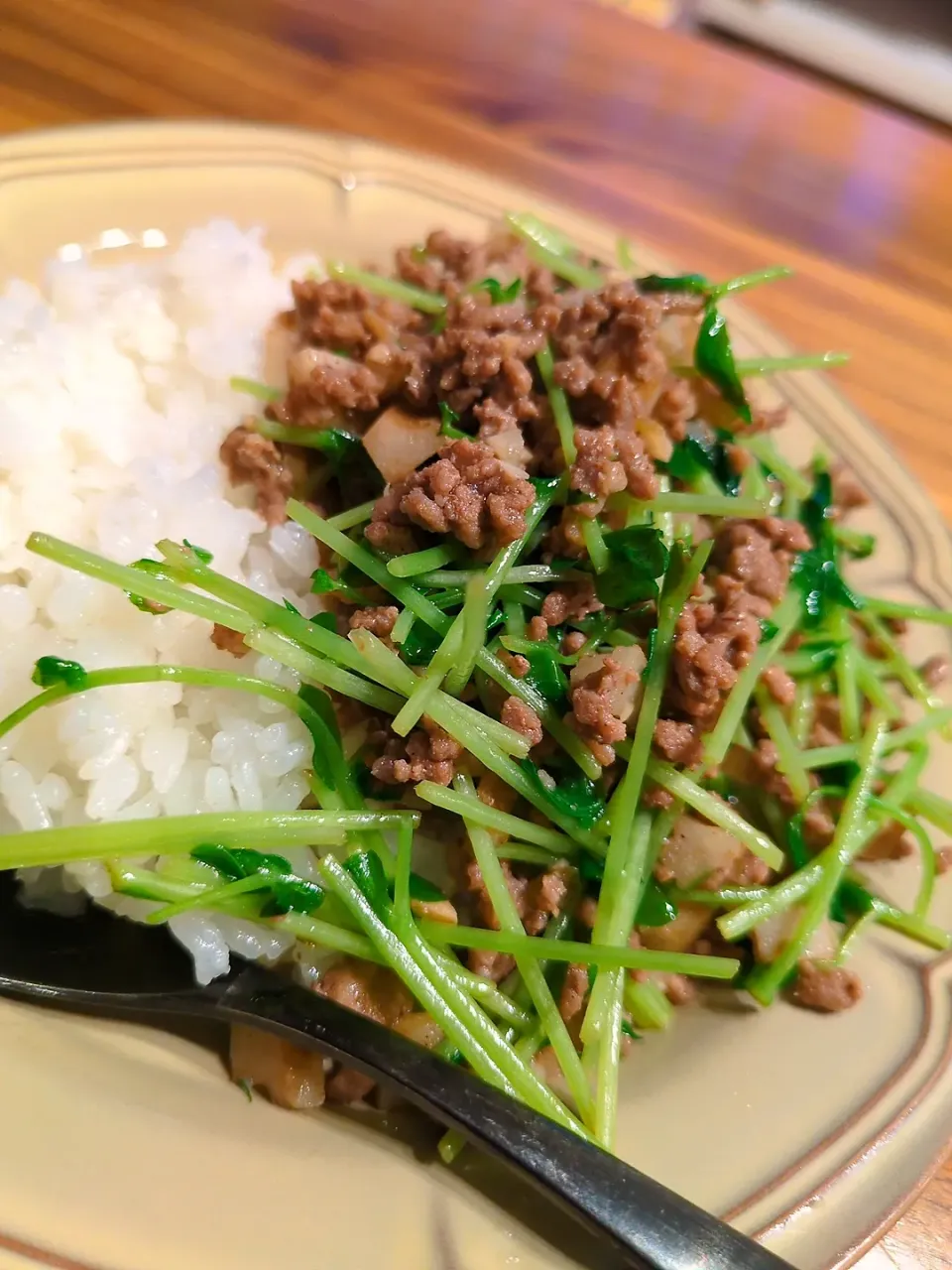 ひき肉とれんこんと豆苗炒め|なおさん