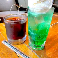 Snapdishの料理写真:クリームソーダとアイスコーヒー💚🤎|おかちさん