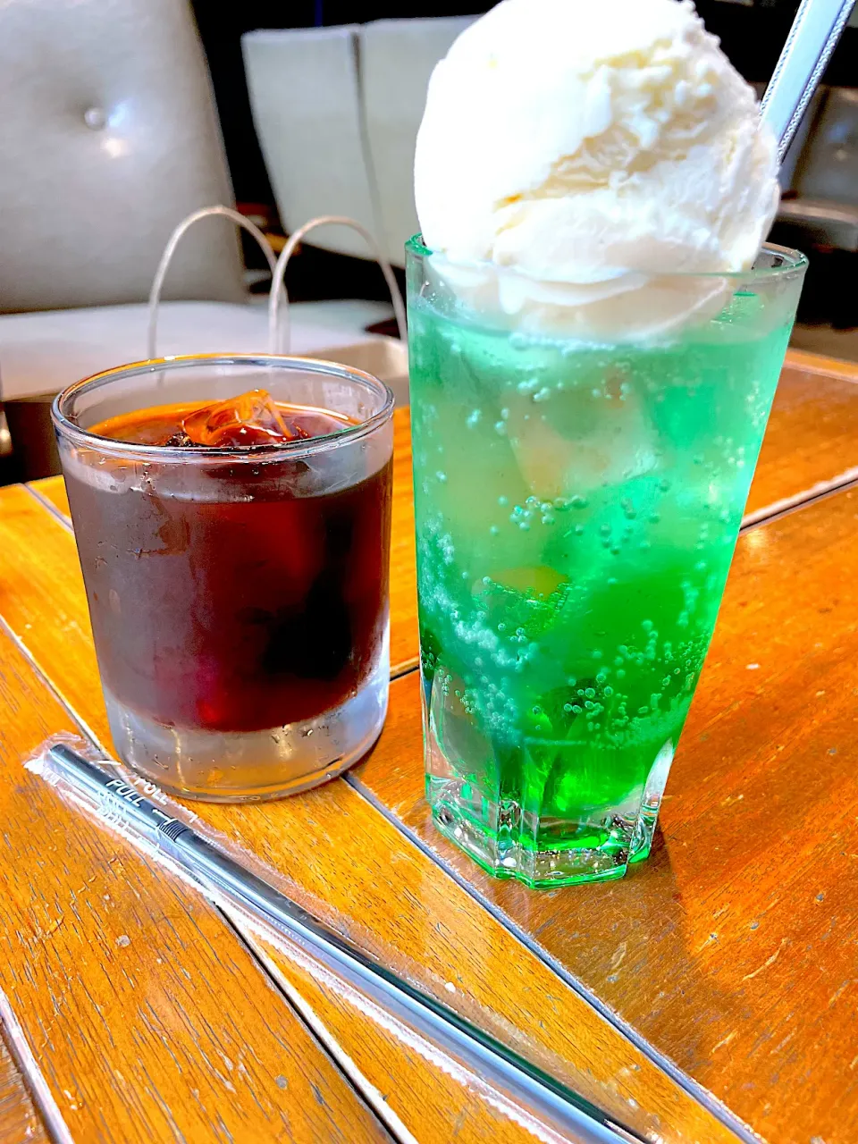 クリームソーダとアイスコーヒー💚🤎|おかちさん