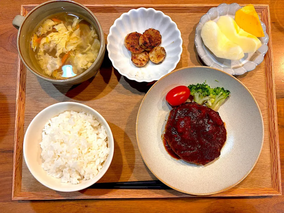 今日の夜ご飯(山芋入りハンバーグ、山芋のバター醤油ソテー、山芋根菜スープ、柿、りんご)|cocomikaさん