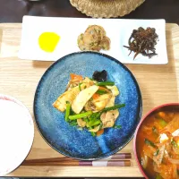 Snapdishの料理写真:青天の霹靂　イカと野菜の炒め物　小魚佃煮　青森ホタテ味噌焼き、香物　キムチと豆腐の味噌汁|vege食堂さん