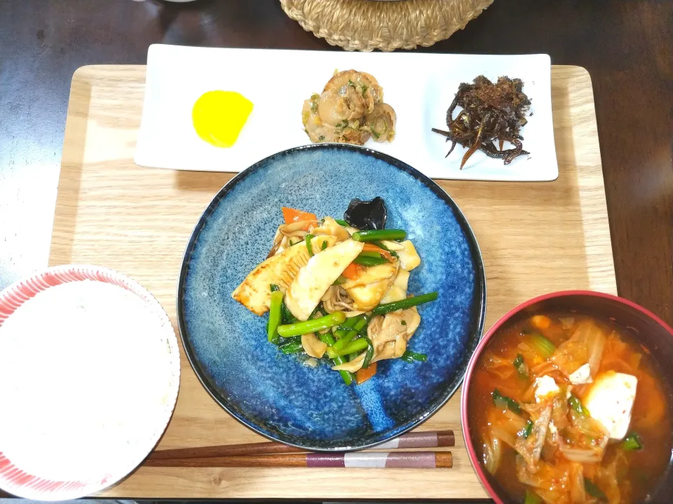 青天の霹靂　イカと野菜の炒め物　小魚佃煮　青森ホタテ味噌焼き、香物　キムチと豆腐の味噌汁|vege食堂さん