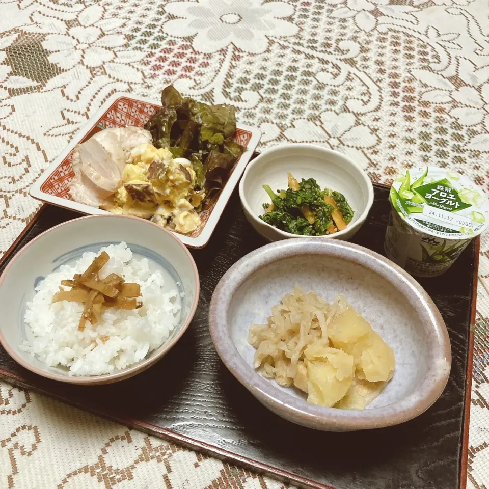 grandmaの晩ごはん☆ (体調不良でおかゆ生活だった母。回復傾向へ)今夜はご飯を食べます
大根菜の胡麻和え、切り干し大根とじゃがいもの煮物、玉子とさつま芋のサラダと鶏胸ハム…
頂きます|kaoriさん