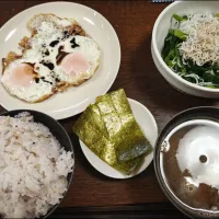 Snapdishの料理写真:朝食は目玉焼き|アクちゃんさん