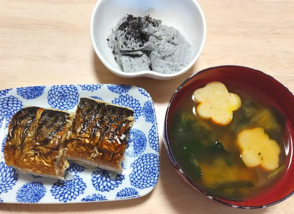 2024 1108　焼き鯖の押し寿司　黒ごま寄せ豆腐　ほうれん草とわかめのお味噌汁|いもこ。さん