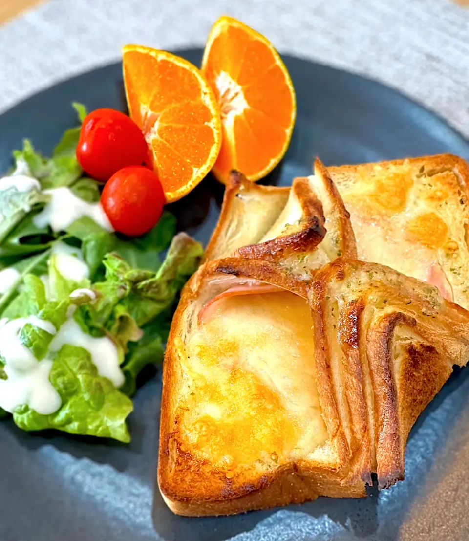 朝食 ガーリックマヨでハムチーズトースト🧀|akkaさん