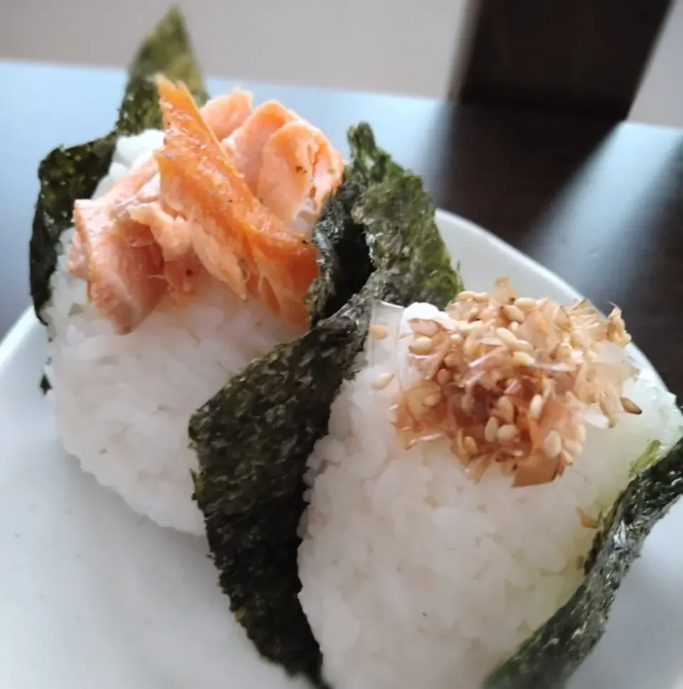 青天の霹靂でおにぎり　鮭とおかかの|とだともさん