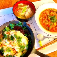 スキレット🍳でチーズカレー🍛ブラックカレーとホワイトカレー^ - ^ちょい辛ミネストローネ🍅鮭のアラ汁🥰今日はあったかい朝ごはんです^ - ^💖|HAMI69さん