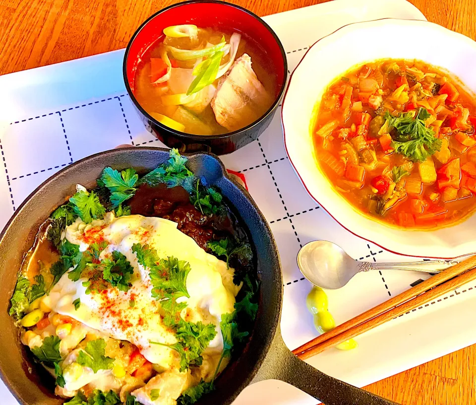 スキレット🍳でチーズカレー🍛ブラックカレーとホワイトカレー^ - ^ちょい辛ミネストローネ🍅鮭のアラ汁🥰今日はあったかい朝ごはんです^ - ^💖|HAMI69さん