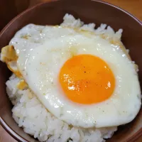 Snapdishの料理写真:目玉焼き丼|waiwaiさん