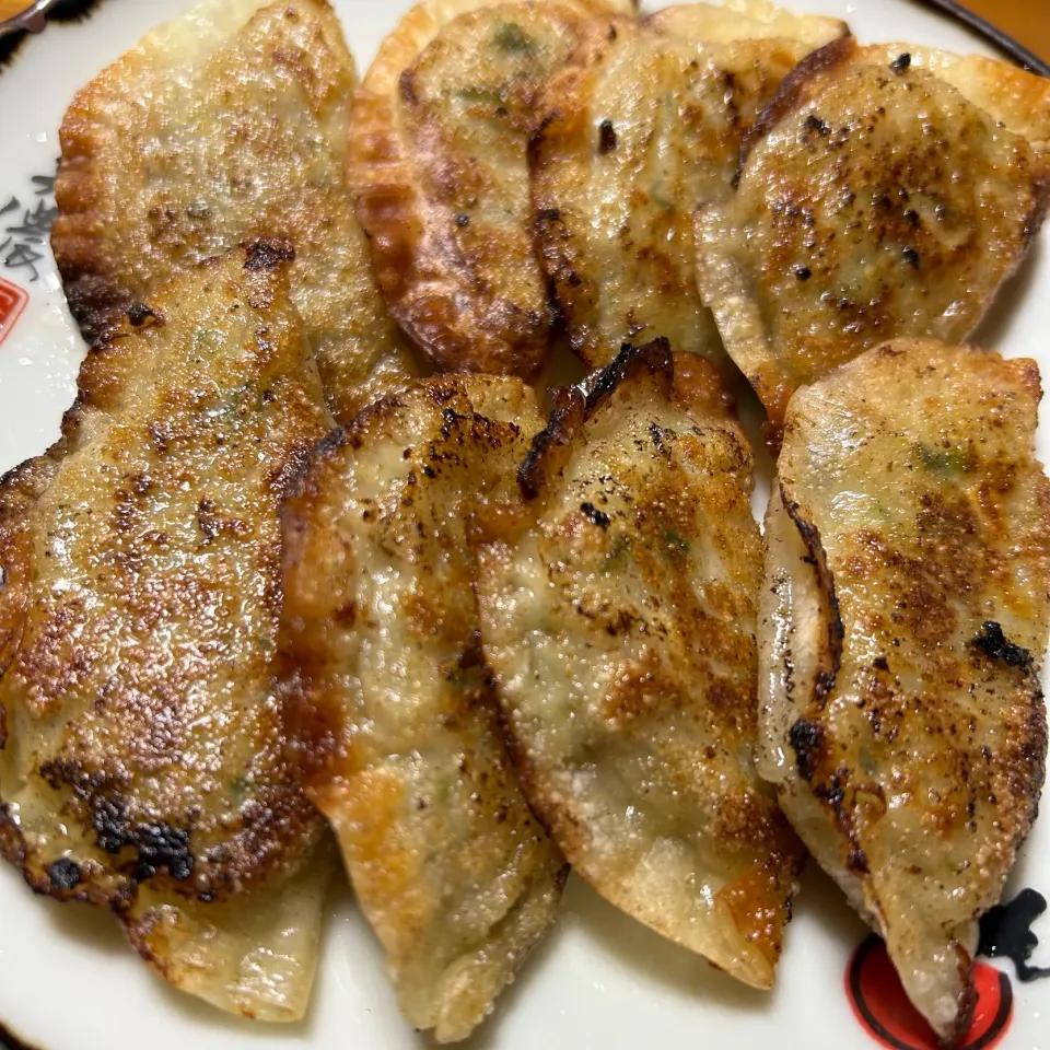 手作り餃子のカリカリ焼き^_^ポイントは海老入りなんです。隠し味|きよっさんさん