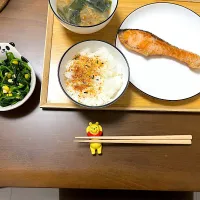 秋鮭、わかめとなめこの味噌汁、ほうれん草のおひたし|ビスケットさん