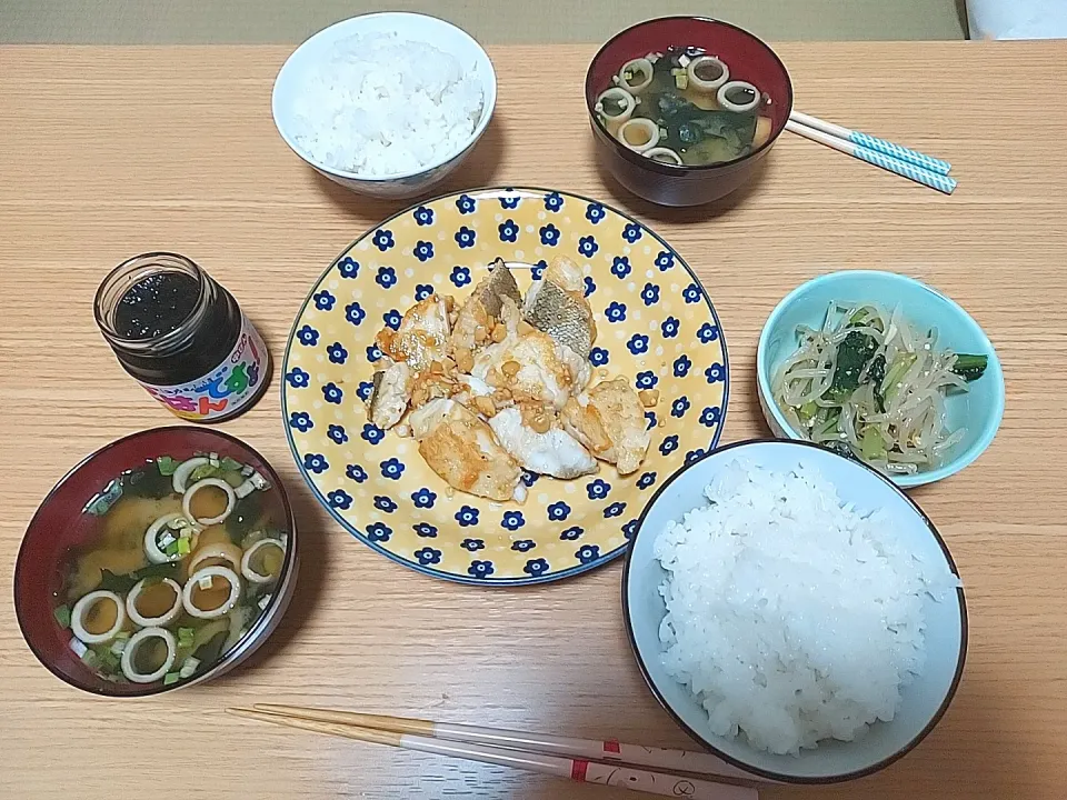 白身魚のきざみにんにく焼き、もやしと小松菜のナムル|るかぱぱさん