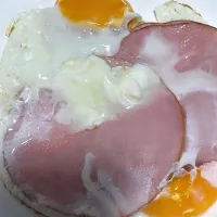 Snapdishの料理写真:ハムエッグ🥚|さっちーさん