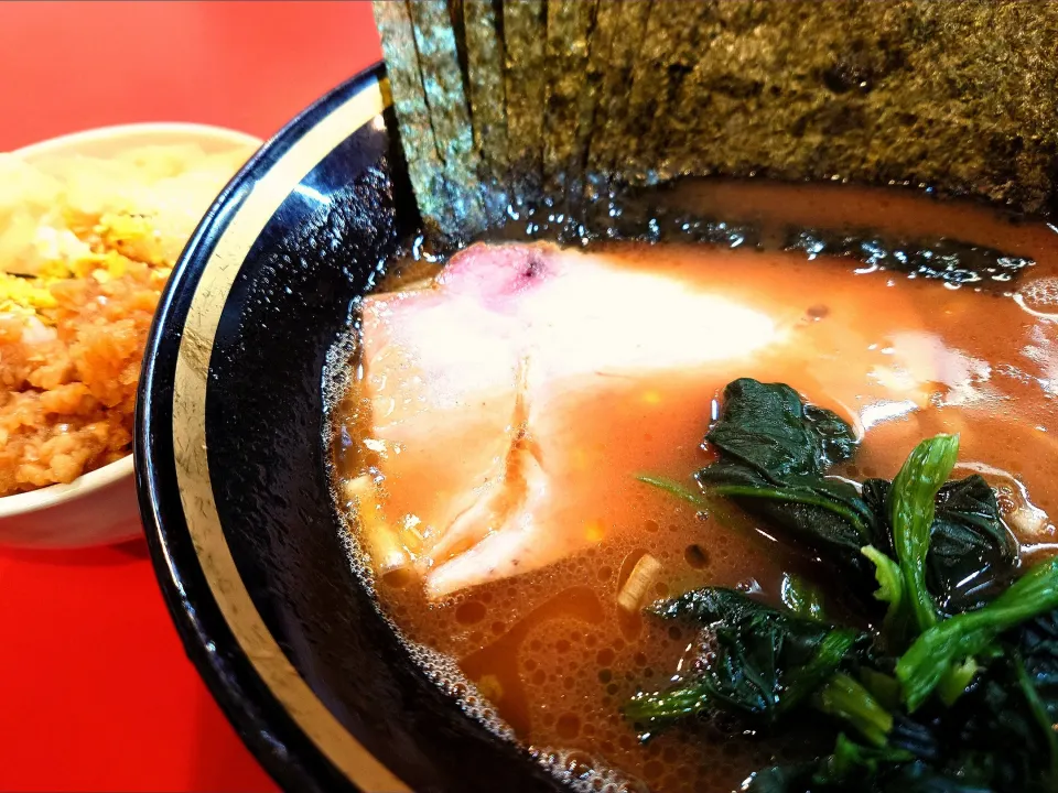 【2023年10月創業】 
横濱家系ラーメン 野中家 
ミニラーメン (750円、 麺やわらかめ/味うすめ/油少なめ) 
＋のり (5枚、100円) 
＋ライス2杯 (食い放題、100円) 
＠大塚4分 
(JR板橋駅から徒歩25分)
24276 (298,145)|大脇さん