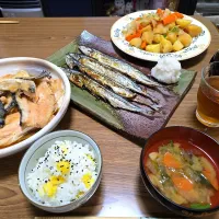 Snapdishの料理写真:秋刀魚・煮魚・じゃがいもと人参の煮物・さつまいもご飯・大根の味噌汁🌺| chiyukiさん