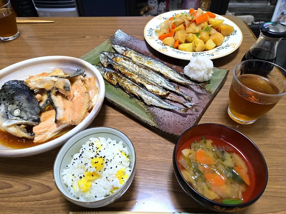 秋刀魚・煮魚・じゃがいもと人参の煮物・さつまいもご飯・大根の味噌汁🌺|chiyukiさん