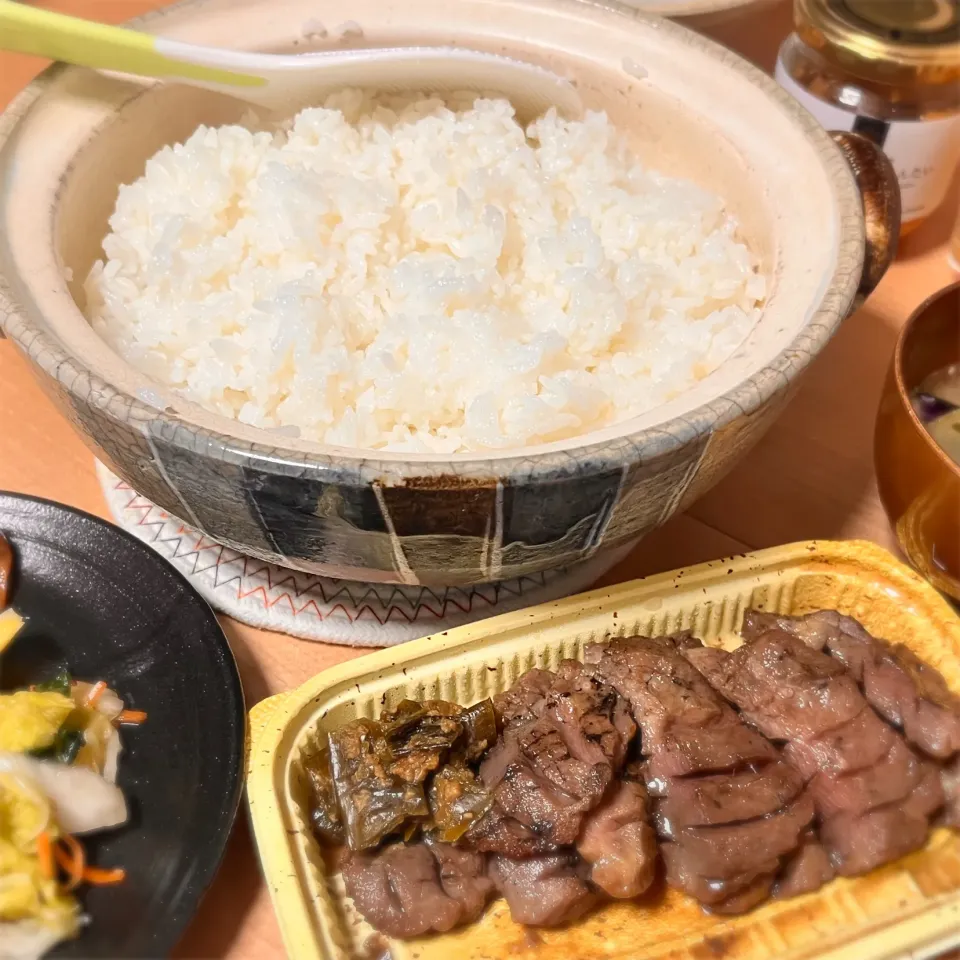 Snapdishの料理写真:土鍋ご飯と牛タン|まっふぃーさん