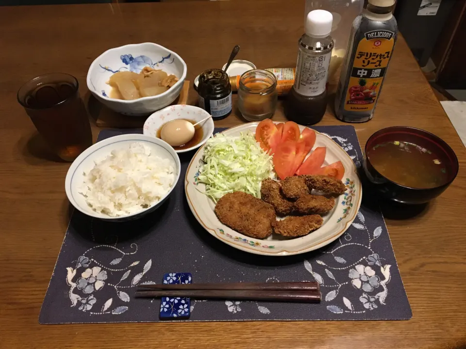 Snapdishの料理写真:ご飯(青天の霹靂:ふさこがね＝1:1)、カキフライ、コロッケ、トマト！千切りキャベツ、味玉、大根と油揚げの煮物、伊勢の海苔の佃煮、沢庵、しじみの味噌汁、麦茶(夕飯)|enarinさん