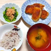 Snapdishの料理写真:2024 1110　鮪の漬けカツ　小松菜のおひたし　豆腐とわかめのお味噌汁|いもこ。さん