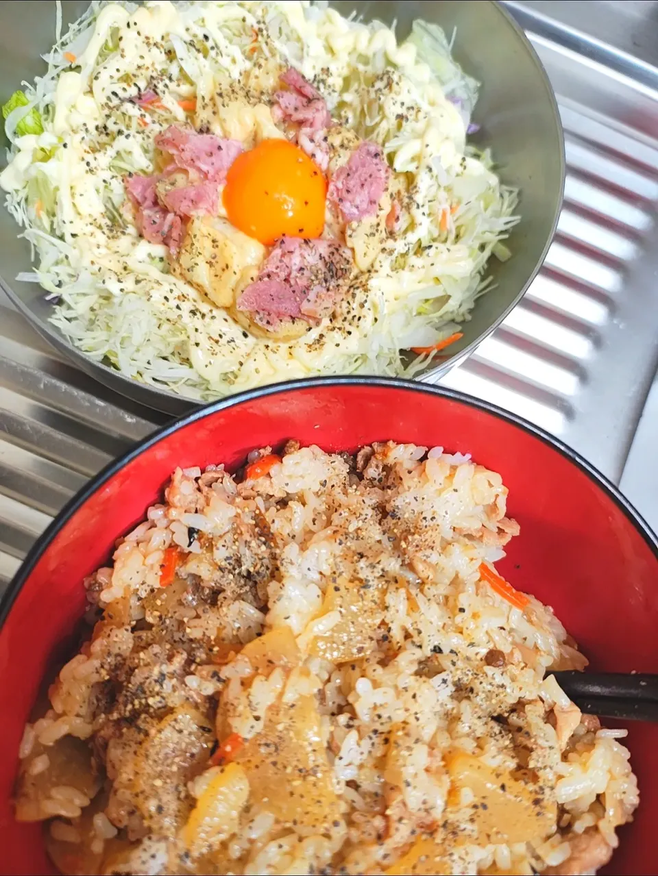 豚肉と大根の炊き込みご飯ブラックペッパー効かせてとカルボナーラ風マカロニサラダのせキャベツ千切りだあよ|時雨さん