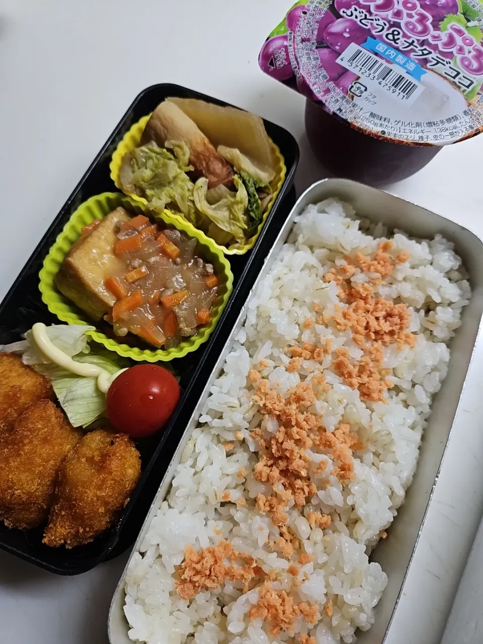 ☆高校生弁当☆もち麦入り鮭ごはん、竹輪白菜煮、厚揚げあんかけ、サラダ、カツ、ゼリー|ｼｮｺﾗさん