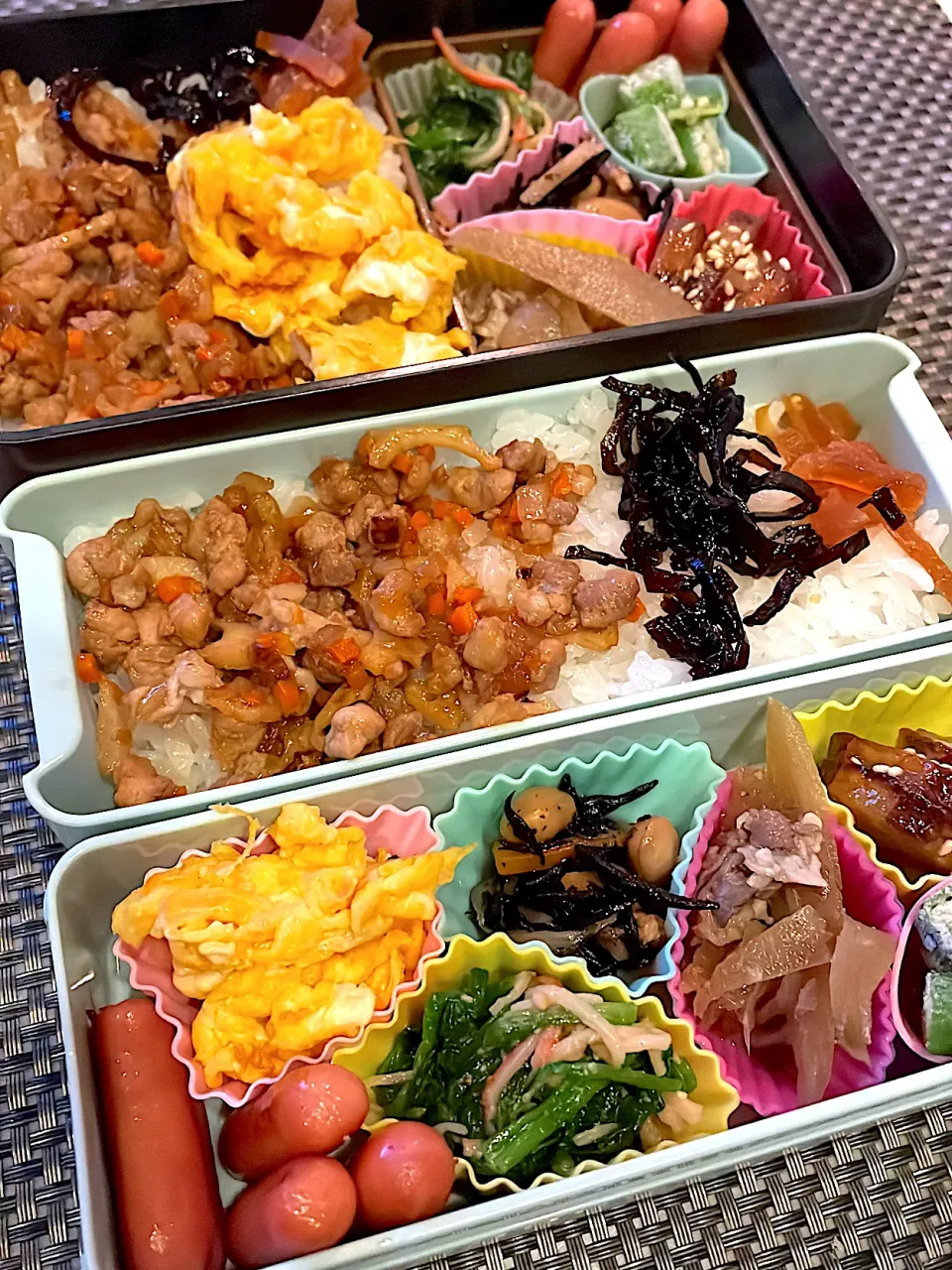 おっさん弁当🍱　🍠　ごぼう煮　ひじき　オクラ　ほうれん草　ソーセージ　3色の奴|ひげおやじさん