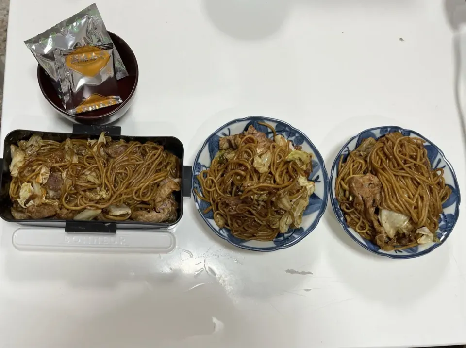 パパ弁と小学生のお昼ごはん☆焼きそば☆みそ汁（パパ弁）|Saharaさん