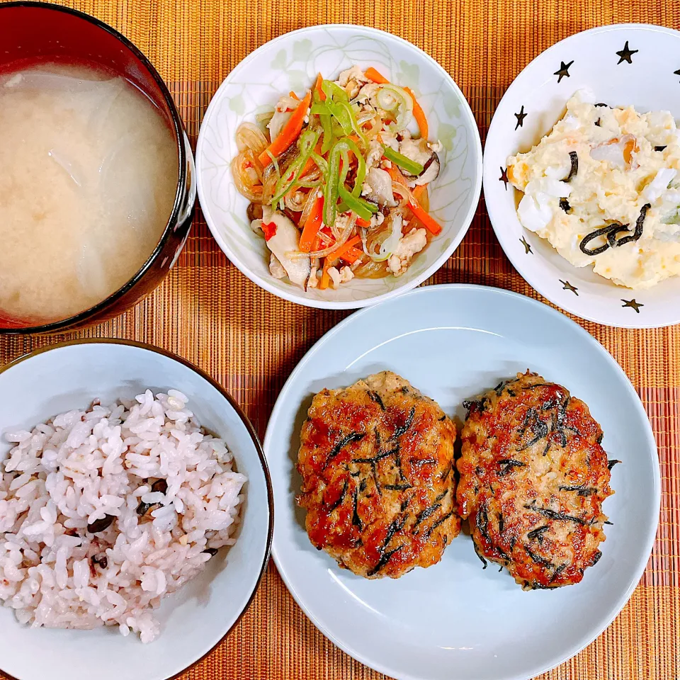 豆腐ひじきつくね♡ちくわと枝豆と塩昆布の和風ポテトサラダ♡鶏そぼろ春雨♡お味噌汁♡|まゆかさん