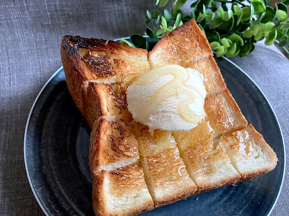 Snapdishの料理写真:＊超厚切りハニーバタートースト🍞🍯アイス乗せ🍨＊|＊抹茶＊さん