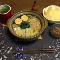 Snapdishの料理写真:鍋焼きうどん、沢庵、熱い日本茶、りんご(昼飯)|enarinさん