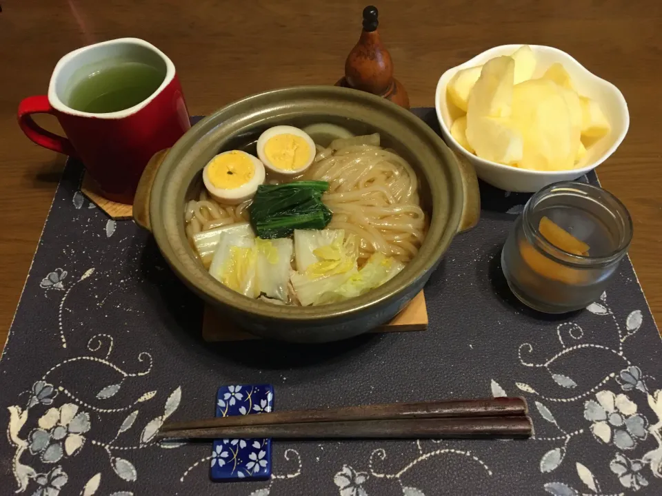 鍋焼きうどん、沢庵、熱い日本茶、りんご(昼飯)|enarinさん