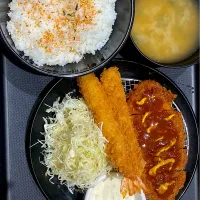 Snapdishの料理写真:ロースかつ&海老フライ 1040円|すくらんぶるえっぐさん