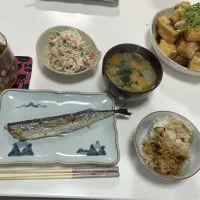 Snapdishの料理写真:晩御飯☆秋刀魚の塩焼き☆からしマヨサラダ（カニカマ・貝割れ大根）☆厚揚げの唐揚げ（甘酢・葱）☆中華おこわ☆みそ汁（大根・人参・ほうれん草・キャベツ）|Saharaさん