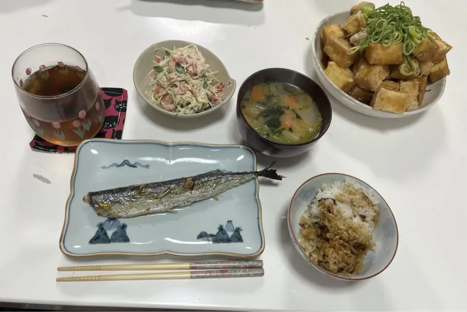 晩御飯☆秋刀魚の塩焼き☆からしマヨサラダ（カニカマ・貝割れ大根）☆厚揚げの唐揚げ（甘酢・葱）☆中華おこわ☆みそ汁（大根・人参・ほうれん草・キャベツ）|Saharaさん