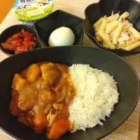 Snapdishの料理写真:☆カレーライス　☆サラダ　☆半熟卵　☆福神漬　☆ヨーグルト|chikakoさん