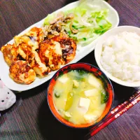 Snapdishの料理写真:ごはん、豆腐とワカメのかき玉汁、鶏ももとナスのピカタ、きのこのオイル煮、レタスサラダ|サトリさん