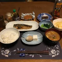 Snapdishの料理写真:銀シャリ(青森米本部さんの青天の霹靂),塩鯖焼き,コロッケ,小松菜のお浸し,冷奴,味玉,豚汁,伊勢の海苔の佃煮,沢庵,麦茶,りんご,チョコケーキ(夕飯)|enarinさん