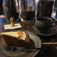 Snapdishの料理写真:深煎り珈琲とキャロットケーキ|あやさん