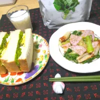 Snapdishの料理写真:昼ごぱん。卵サンド。ハムとチンゲン菜　
　　　　　のあえもの。ミルク。ケール|risaさん