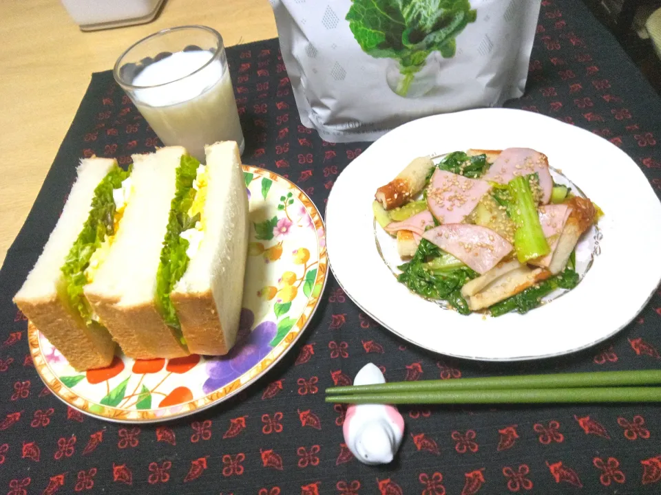 Snapdishの料理写真:昼ごぱん。卵サンド。ハムとチンゲン菜　
　　　　　のあえもの。ミルク。ケール|risaさん