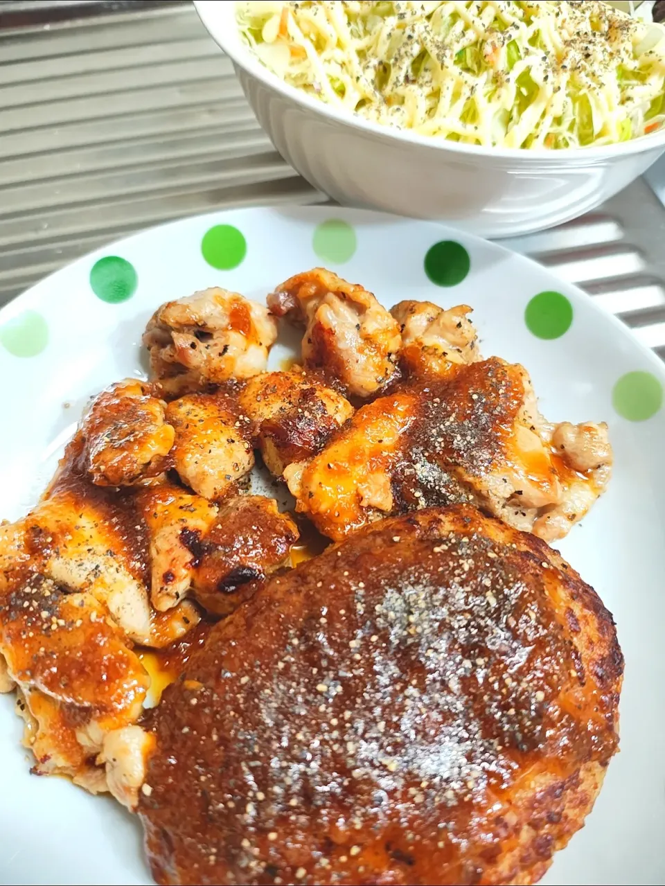 即席ハンバーグとチキンソテーとキャベツ千切り|時雨さん