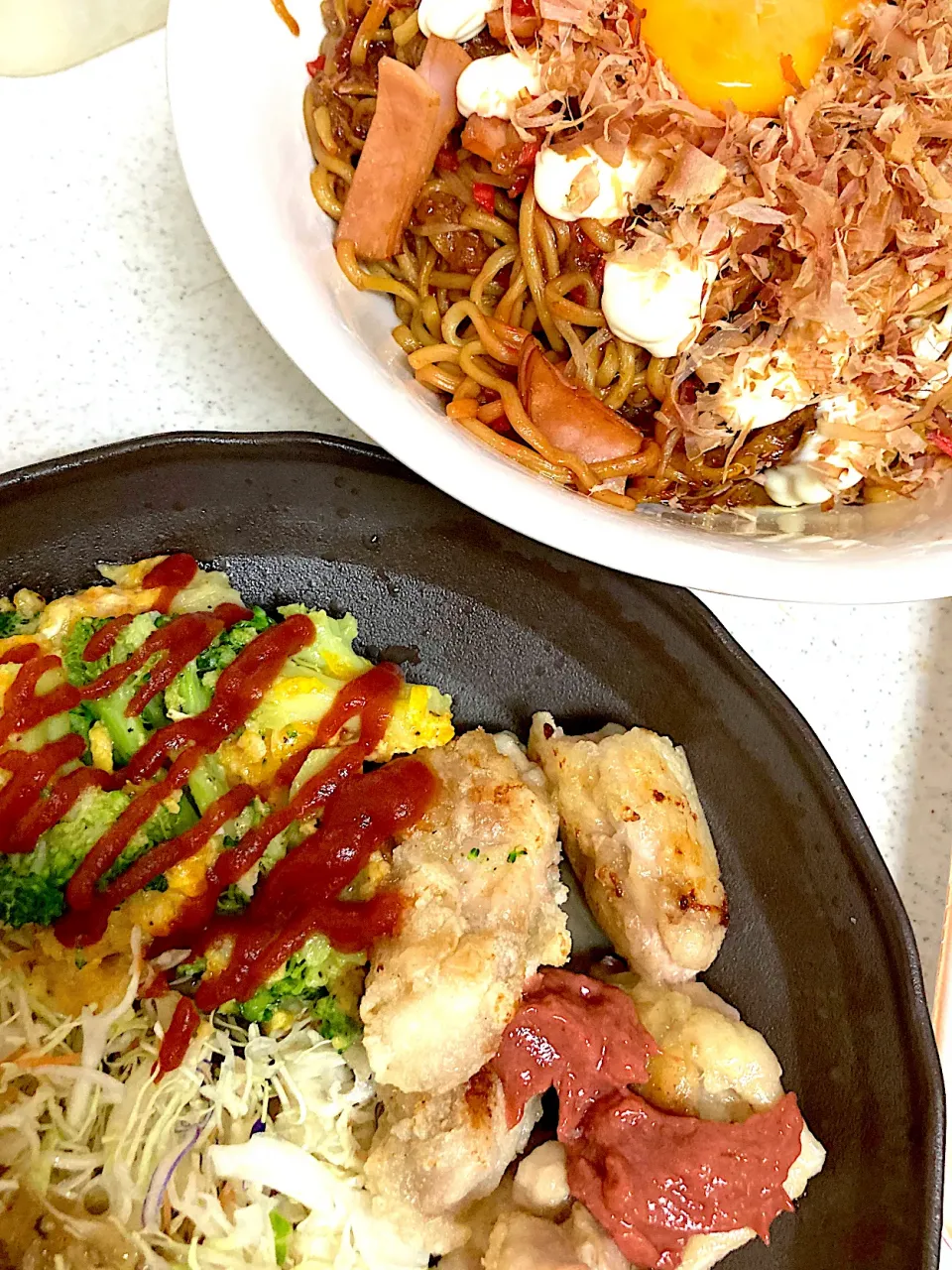 焼きそば、鶏もも唐揚げ、ブロ玉ガーリックソテー、サラダ|まみみさん