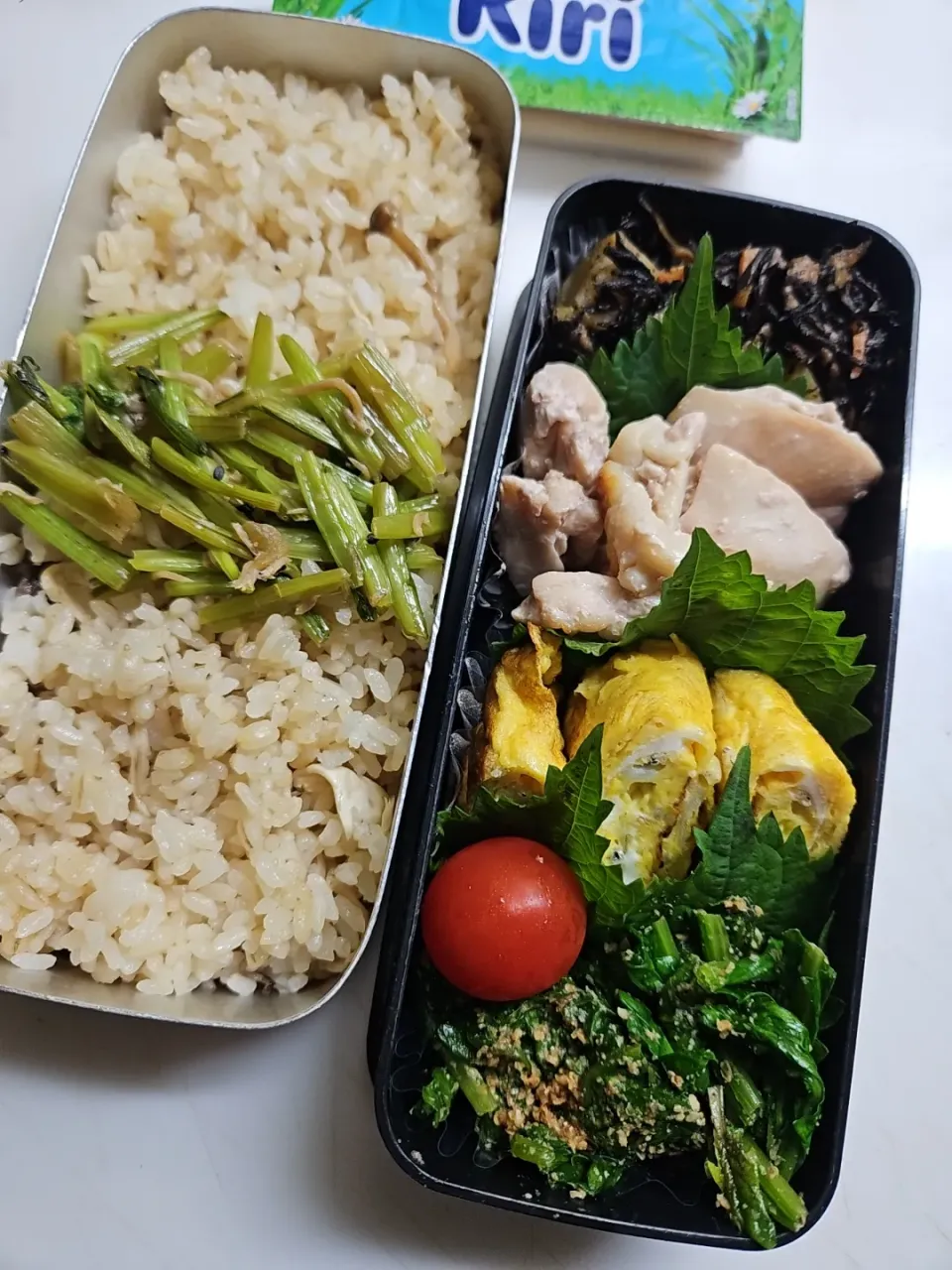 ☆高校生弁当☆もち麦入りきのこ炊き込みご飯、蕪の葉ふりかけ、ひじき煮物、鶏塩麹焼、シラス卵焼き、ほうれん草ゴマ和え、ミニトマト、キリスティック|ｼｮｺﾗさん