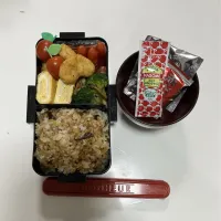 Snapdishの料理写真:パパ弁☆中華おこわ☆鮭☆チキンナゲット☆赤ウインナー☆プチトマト☆卵焼き☆ブロッコリーとしめじのソテー☆赤だし。| Saharaさん