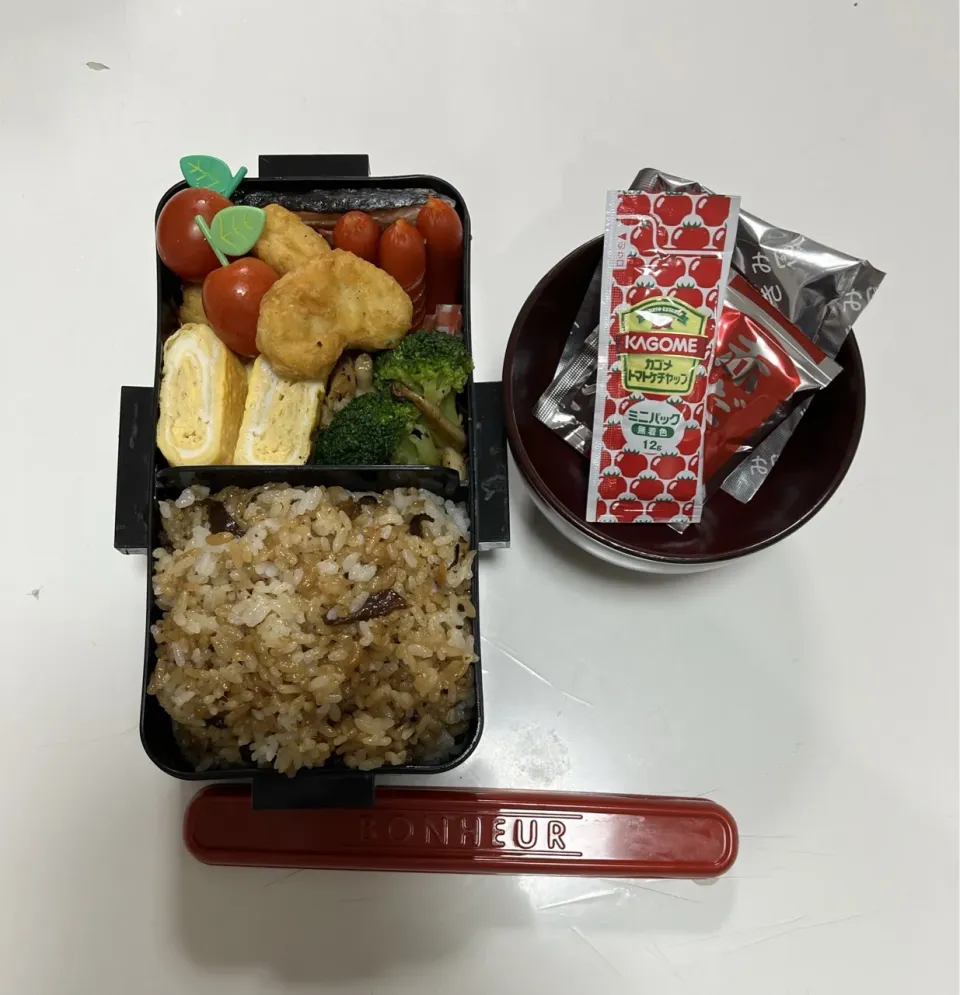 Snapdishの料理写真:パパ弁☆中華おこわ☆鮭☆チキンナゲット☆赤ウインナー☆プチトマト☆卵焼き☆ブロッコリーとしめじのソテー☆赤だし。|Saharaさん