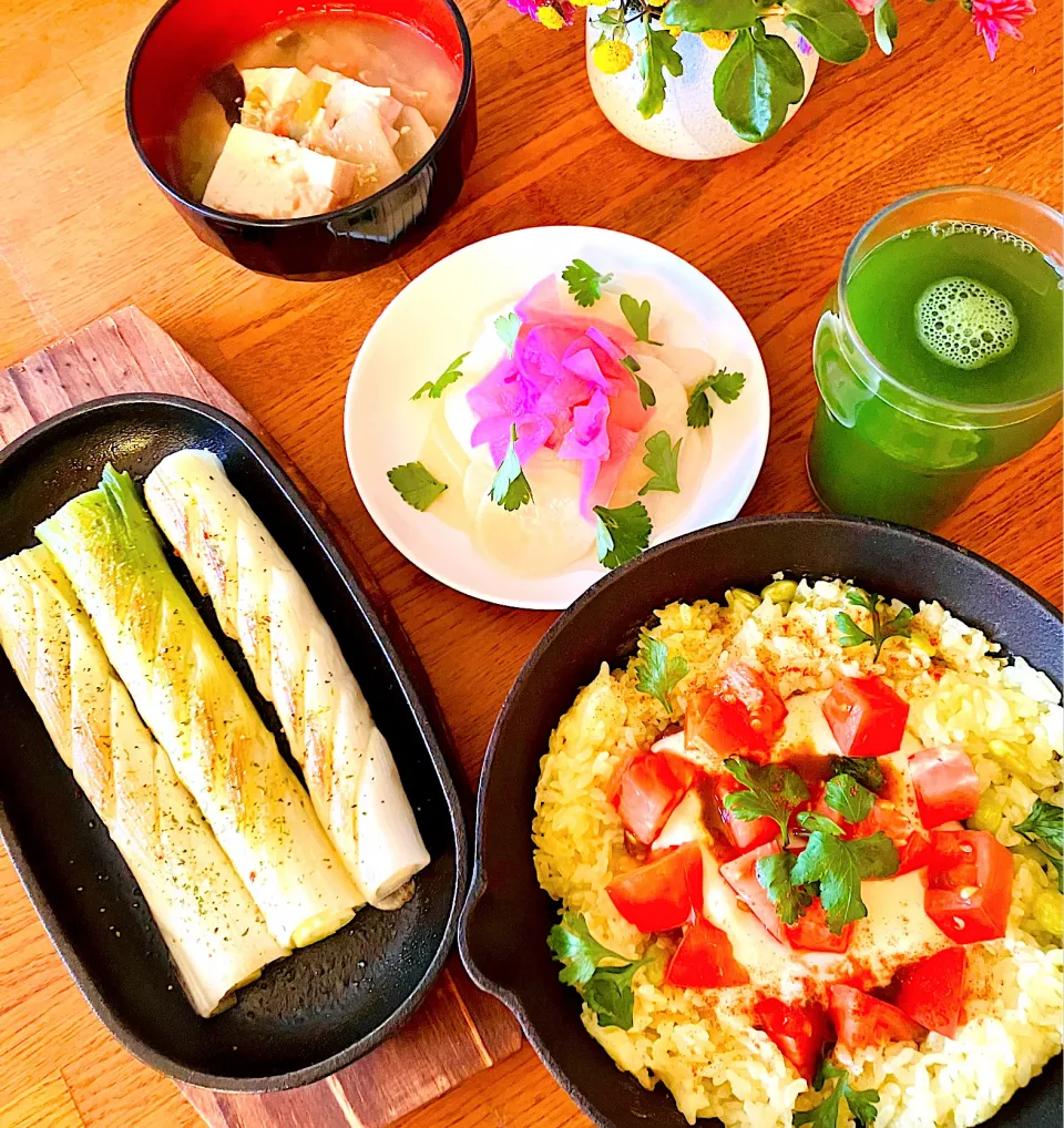 鉄鍋で長葱ステーキ、スキレットでスパイスカレー🍛大根蜂蜜漬け🥗|HAMI69さん