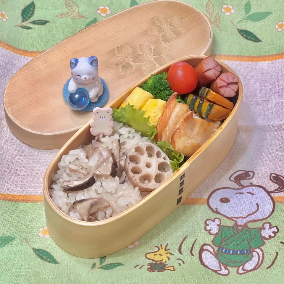 Snapdishの料理写真:松茸ご飯とホッケのグリル☘️の💙ちゃんお弁当　11/12火|sweet homeさん